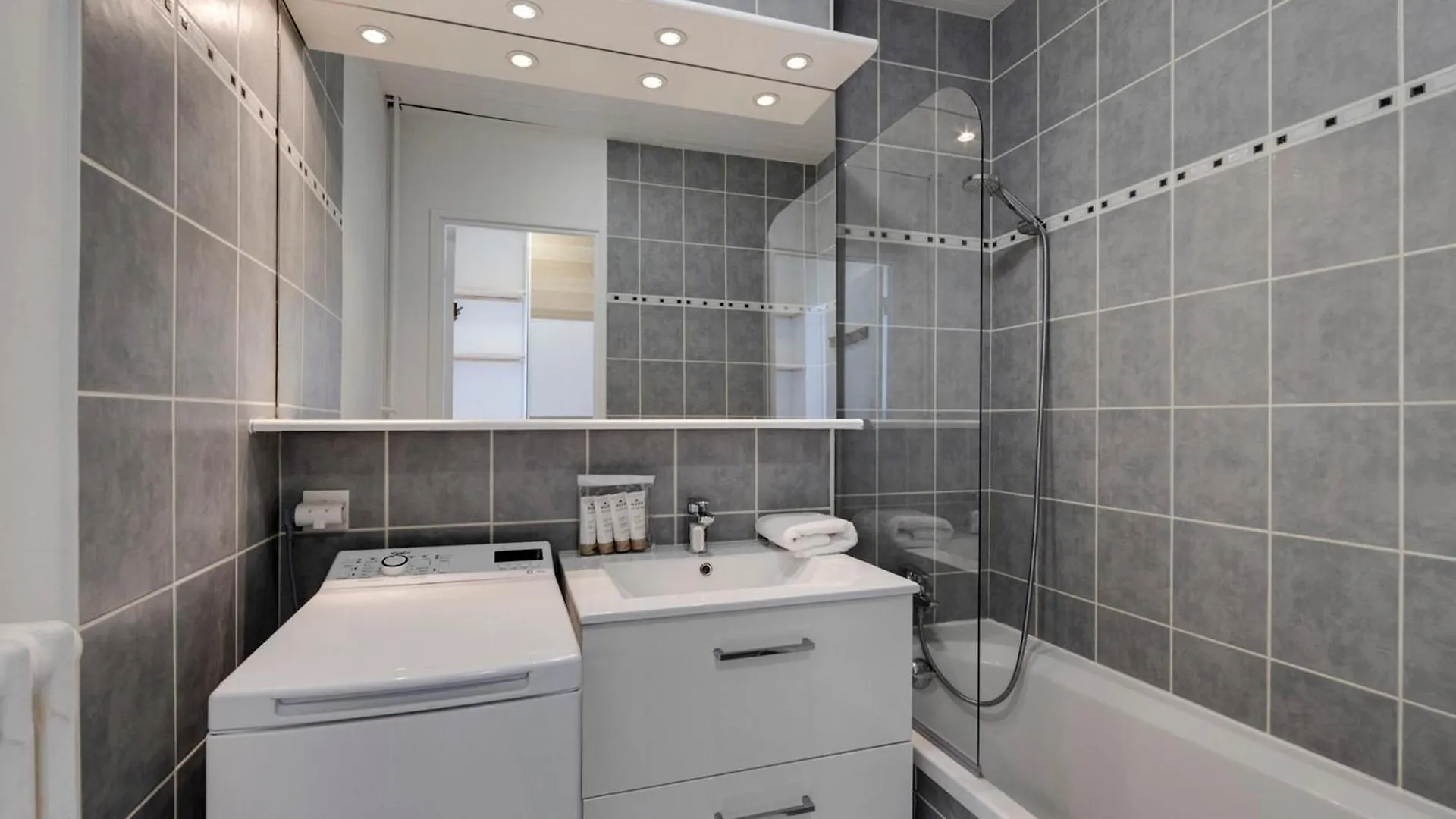 Appartement Renove A Tignes, Quartier Du Lavachet - 4 Pers., Balcon, Casier A Ski - Fr-1-641-33 0*, تينْيِ